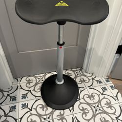 Focal Mobis II Leaning Stool 