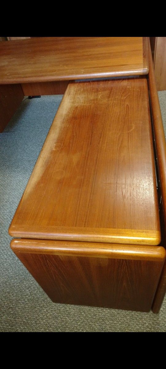 Dyrlund Rosewood Desk