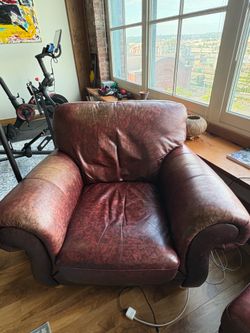 Oversize leather chair