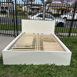 White Ikea malm Queen bed frame w/ 2 drawers
