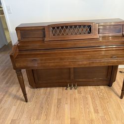 Piano Everette 