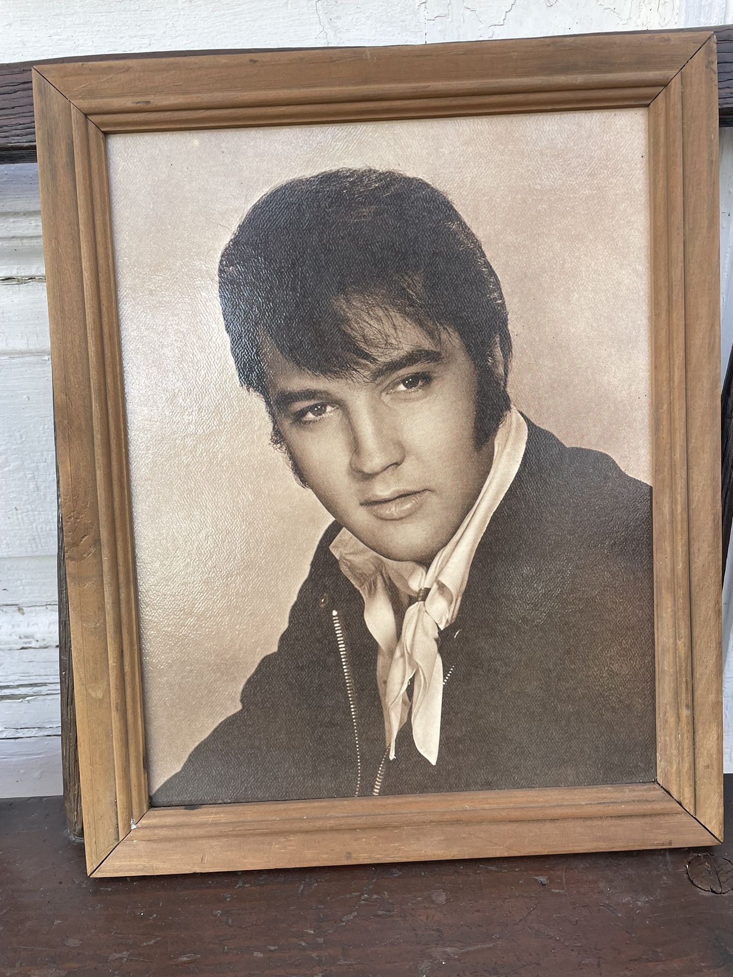 VINTAGE BEAUTIFUL FRAMED ELVIS PRESLEY PHOTO 15" / 12" GLASS & WOOD