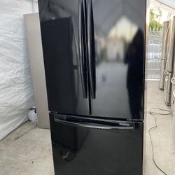 Samsung beautiful Black refrigerator looks like new French door everything works perfectly first come first served 
