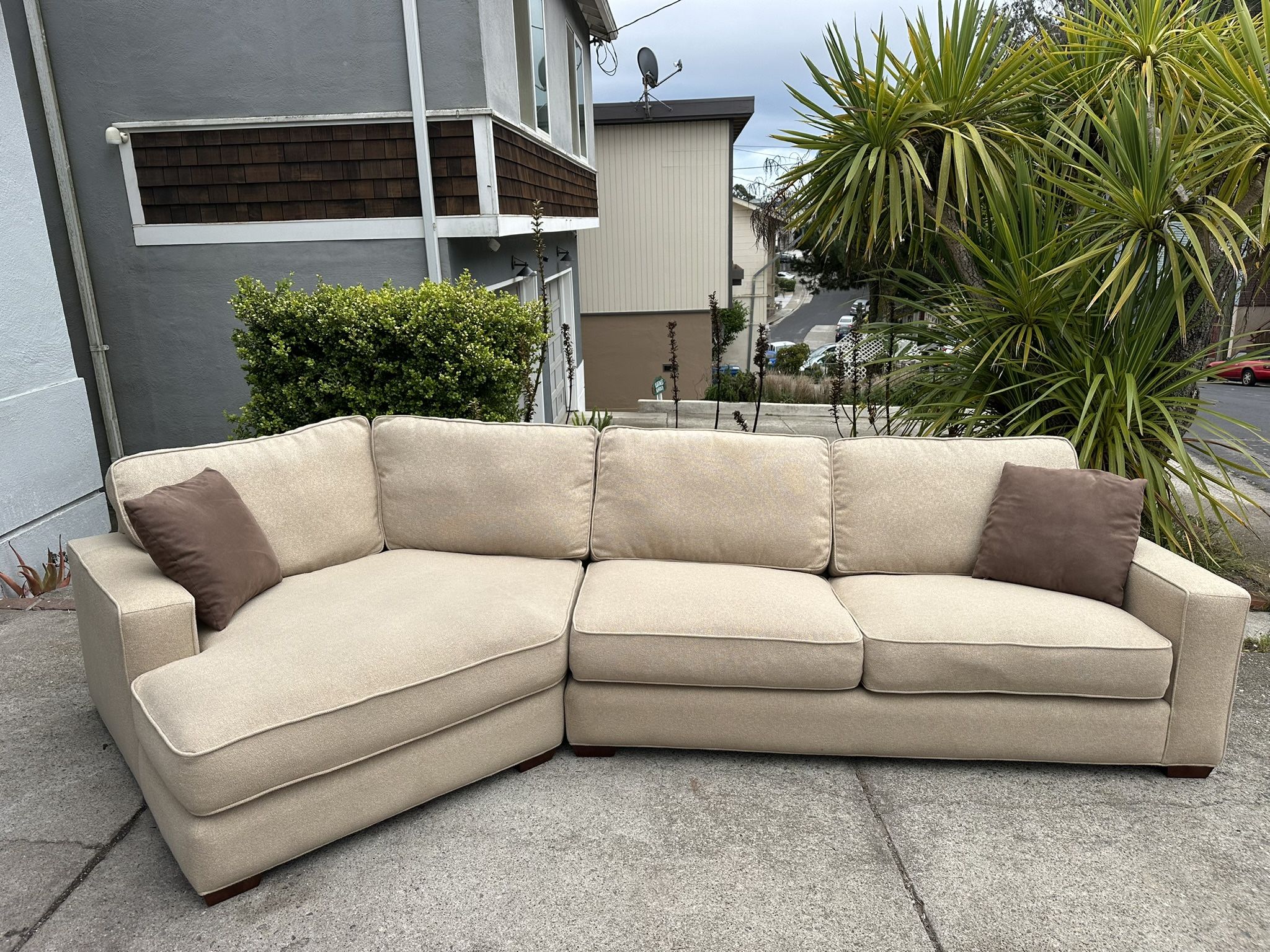 Thomasville 2-Piece Sectional Couch with Cuddle Corner Chaise -FREE Delivery