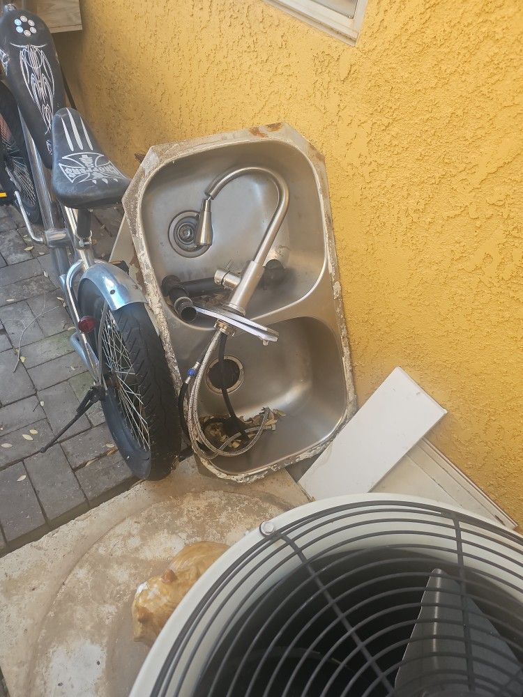Un Lavador De Platos Y Una Llave Acero.