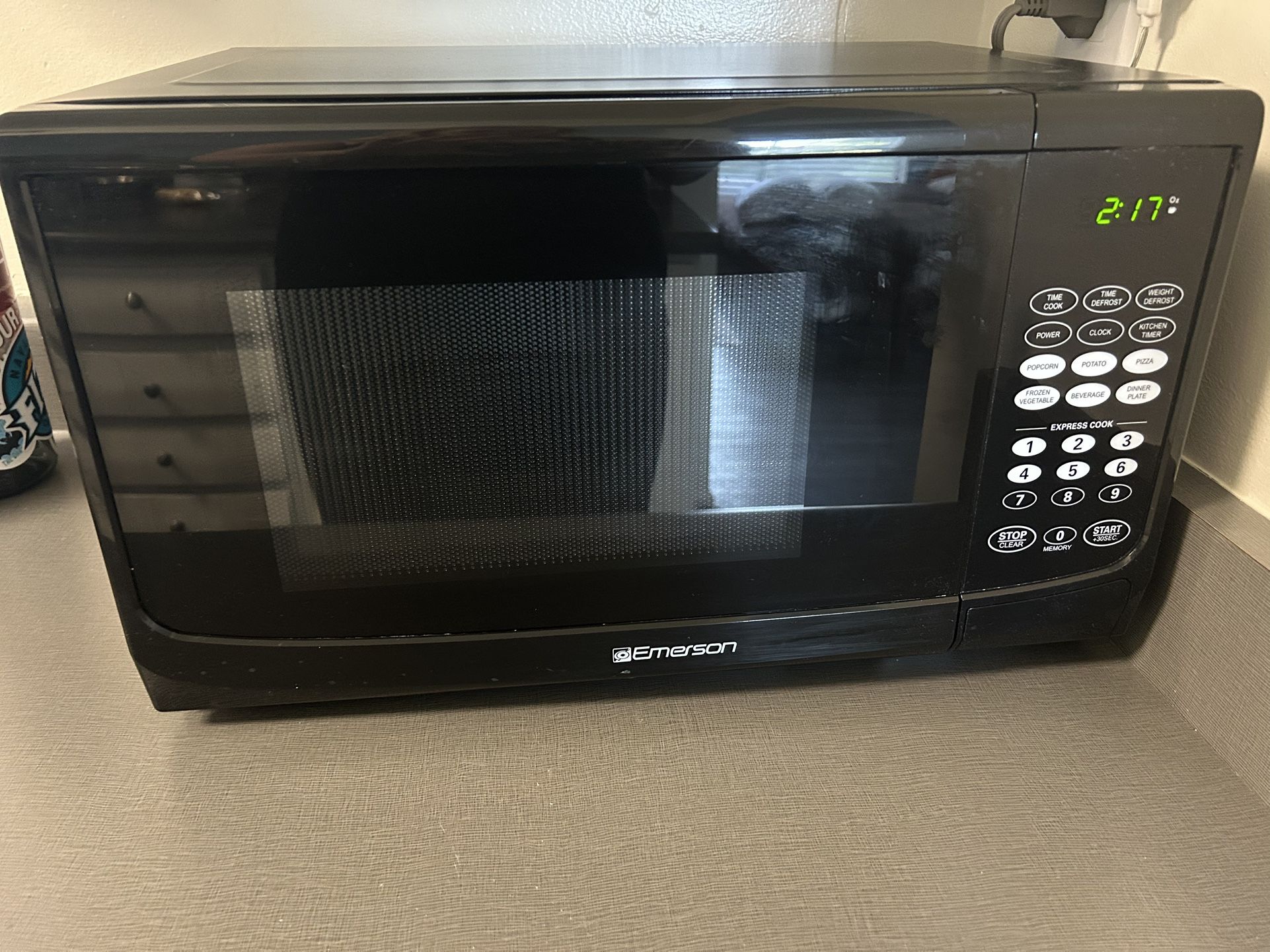 Emerson 900 Watt Microwave 