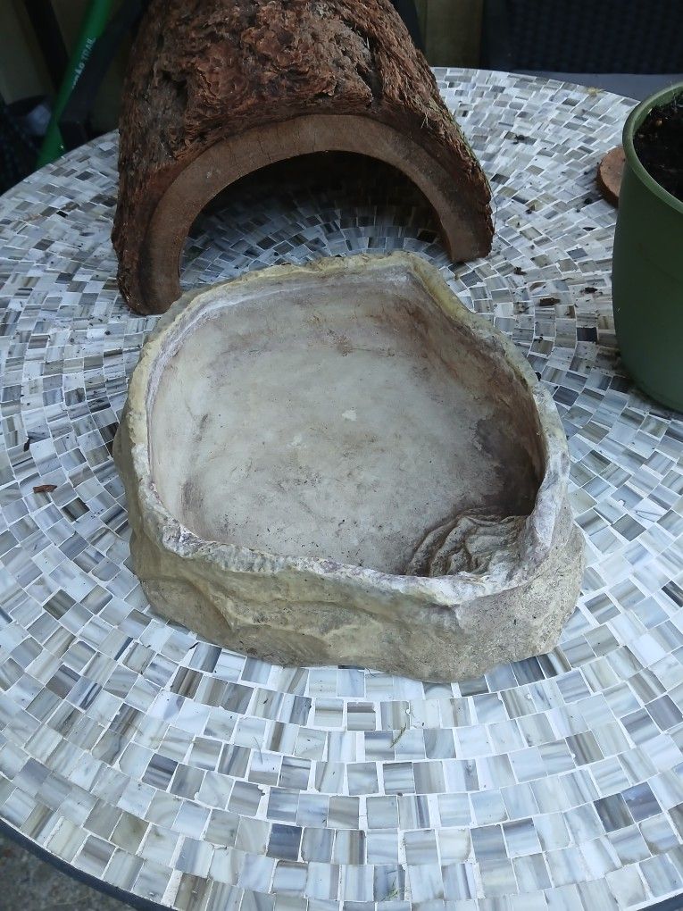 Habitat Hut & Exo Terra Water Bowl For Reptiles