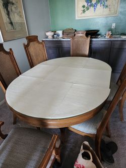 Dinning Room Table and 6 Chairs