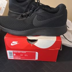 Nike Women’s Tanjun Size 9 All Black 