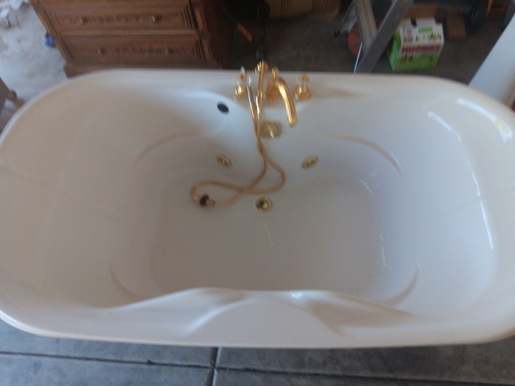 French Jacob Delafon Bath Jacuzzi And Pedestal Sinks