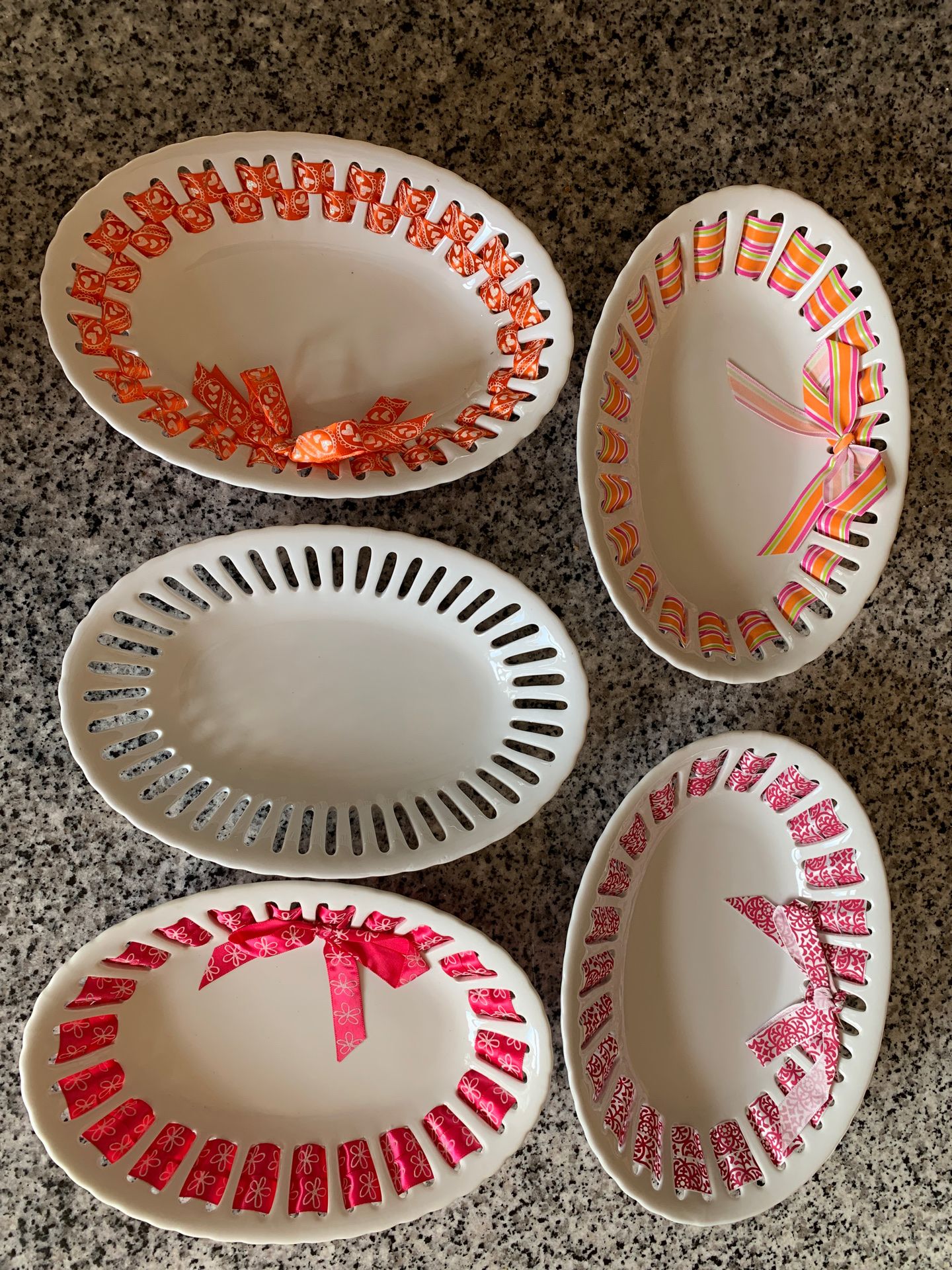 Ceramic dishes with ribbon