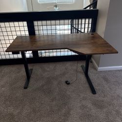 Standing / adjustable desk