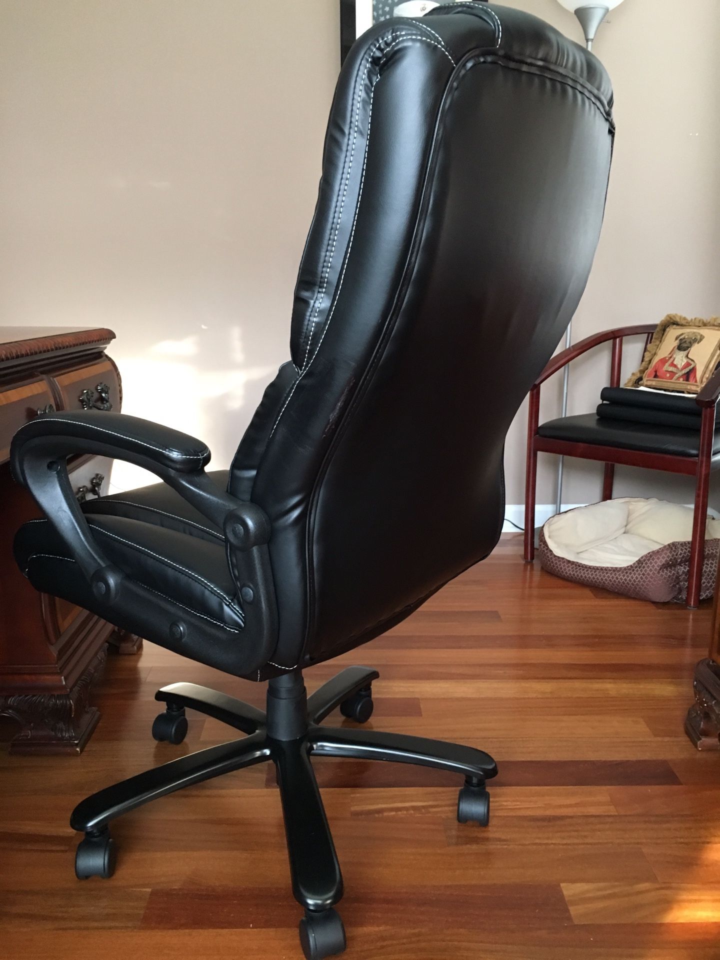 LIKE NEW Staples Glenvar Big Tall leather office chairs for