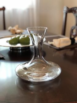 CRYSTAL DECANTER IN A CLASSIC DESIGN
