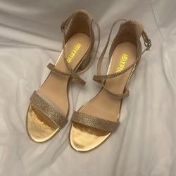 Woman’s Hells Size 8.5