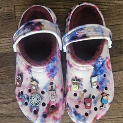 CROCS CLASSIC LINED TIE  DYE  WOMEN CASUAL CLOGS W/ STARBUCKS CHARMS SIZE M6  /W8 