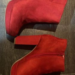 Woman’s Boots Size 9
