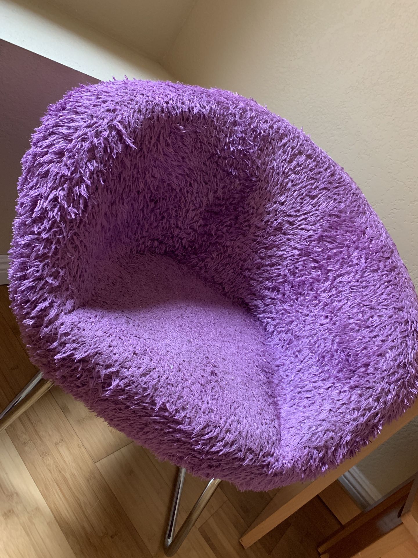 Purple fuzzy accent chair, very comfy! Great condition, no damage. Best offer!