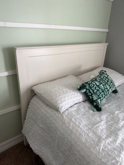 Pottery barn bed FULL like new