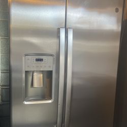 Stainless steel fridge by GE icemaker come with warranty