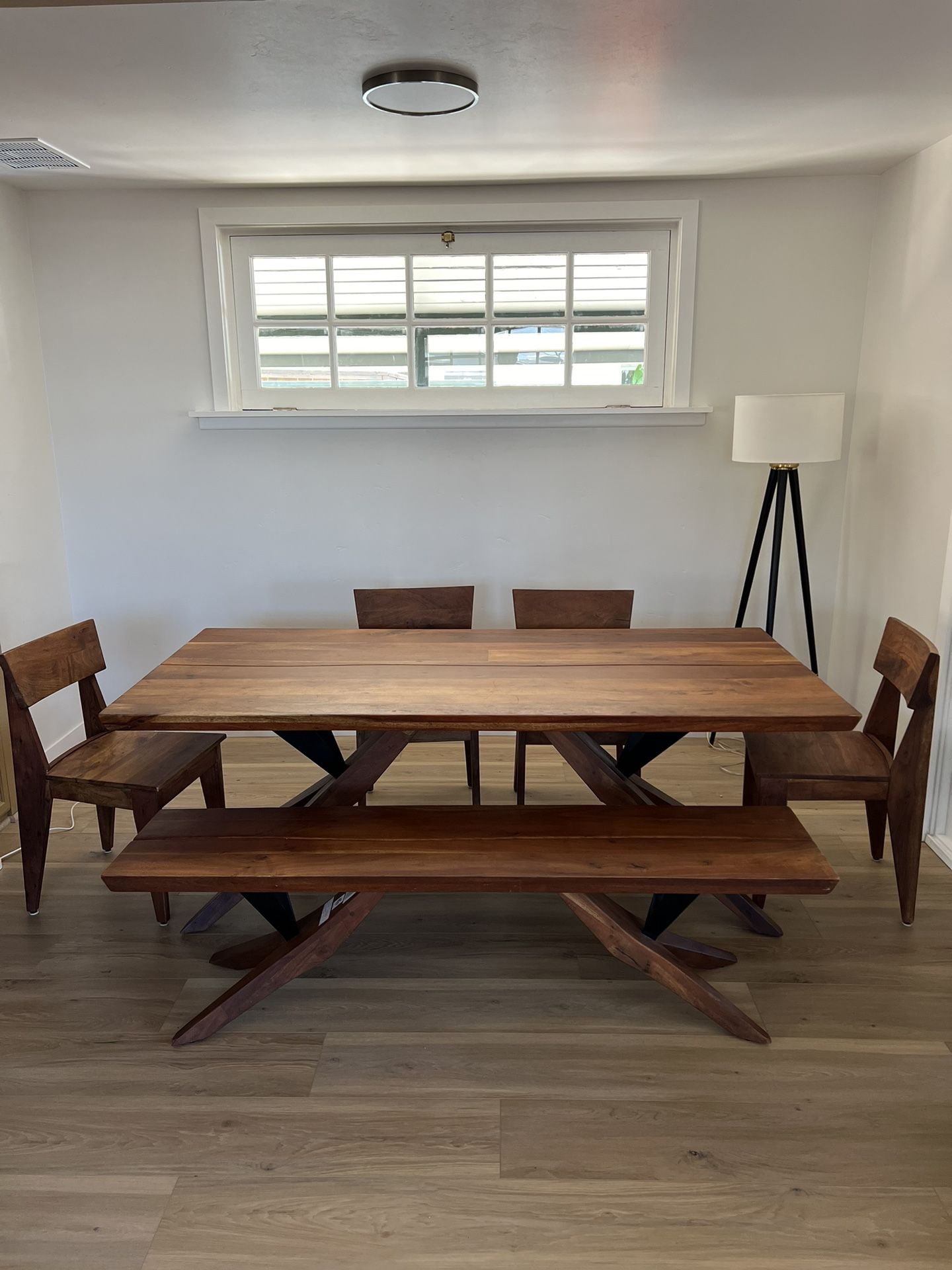 Beautiful, Stylish & Solid Dining Table w/ 4 Chairs & Bench 