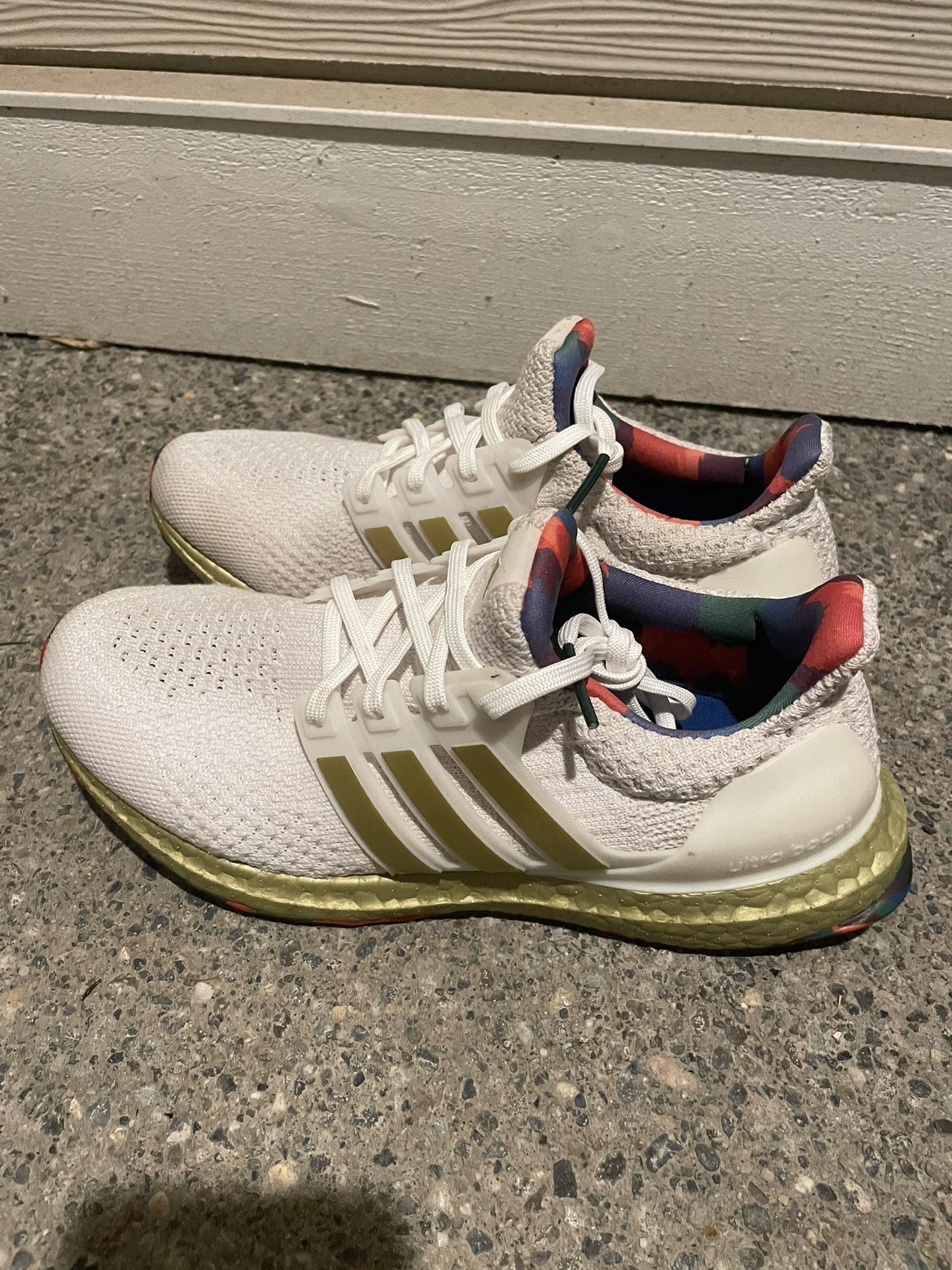 adidas Women's Size 7.5 Ultraboost 5.0 Alphaskin Running Shoe
