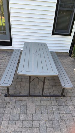 Picnic table