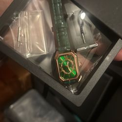 BRAND NEW WOMANS GREEN WATCH 