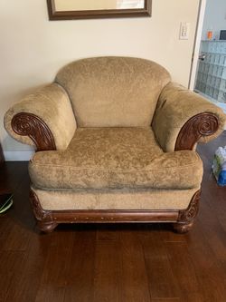 LIVING ROOM CHAIR