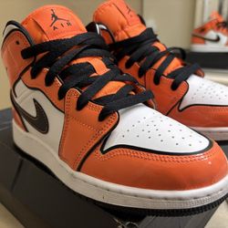 AIR JORDAN 1 MID SIZE 5.5y box 📦✅