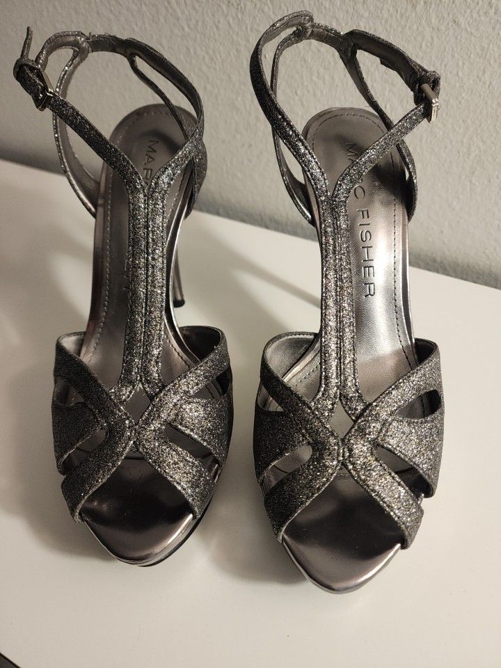 Marc Fisher Thieves Women's Silver Platform Heels Glitter Strappy Size 6.5M.
4.5" Heels, 1" platform. Gently used. No box.