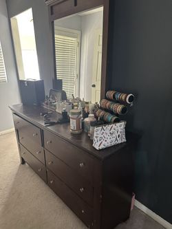 Dresser With Mirror 