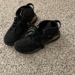 Black And Gold Boys Size 6 Nike