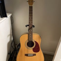 Hohner HW-640NTF acoustic guitar. 