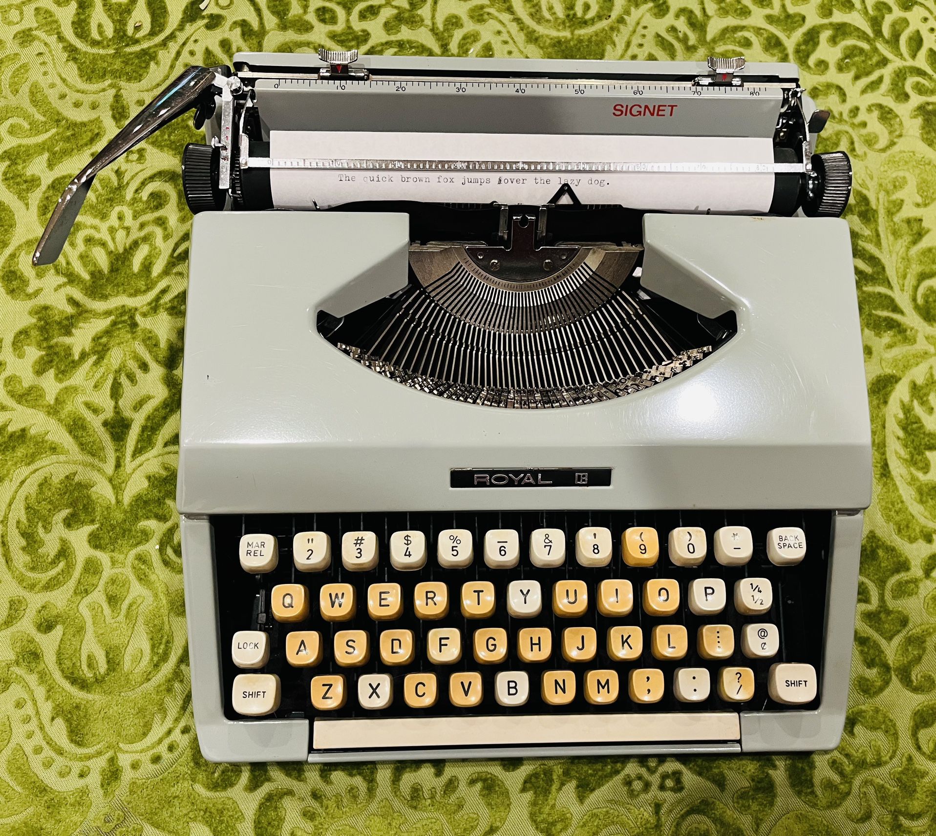Royal Signet typewriter- Types Well