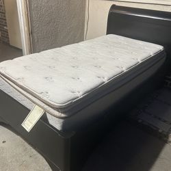 CAMA TWIN SZ DE MADERA NEGRA CON BOX DELGADITO Y COLCHÓN TOP PILLOW USADA BUENA CONDICIÓN 