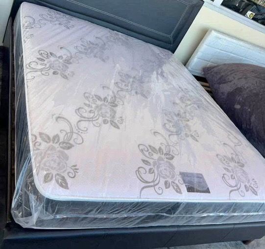 Set full size mattress and box spring