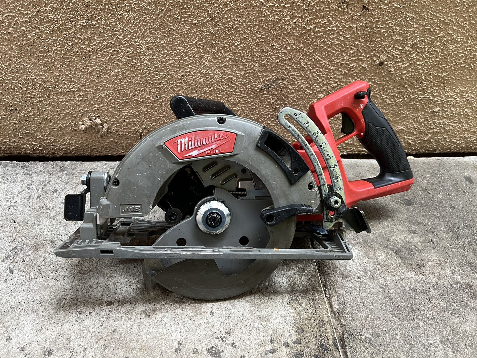 Milwaukee M18 FUEL 18V Lithium-lon Cordless 7-1/4 in. Rear Handle Circular Saw (Tool-Only)