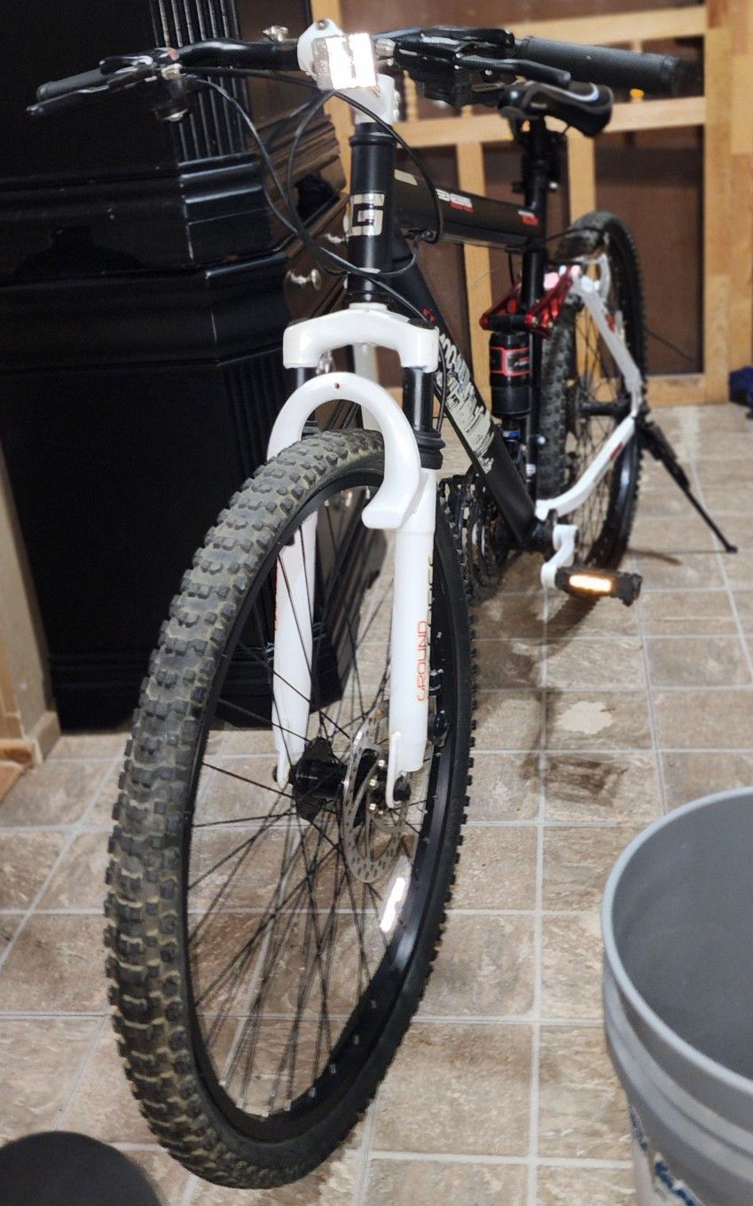 Genesis V2100 Mountain Bike