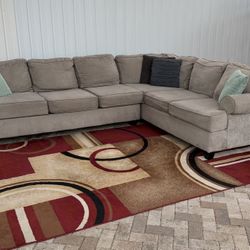 Broyhill Brand Sectional Sofa still in good condition. I can deliver for an additional cost. Price 250$.