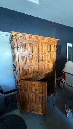 Solid wood entertainment center (Amour)