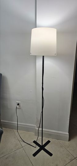 Lampara alta IKEA con base de metal. Como Nueva/ IKEA Floor Lamp $5