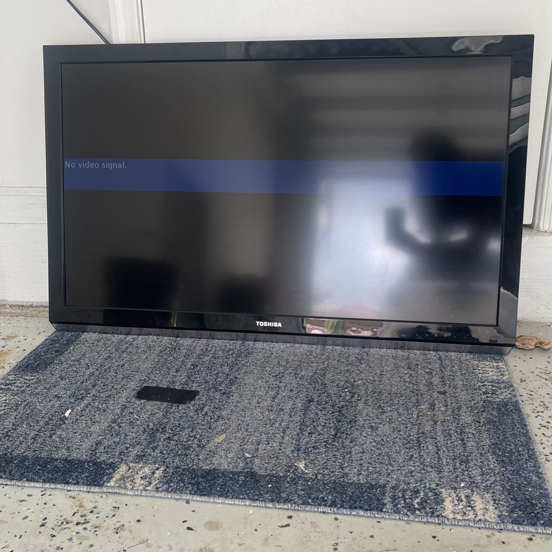 40 Inch Toshiba TV (with wall mount)