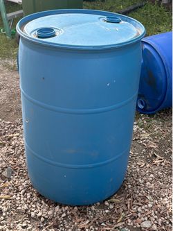 55 Gallon Drums With Lids $10.. pick up now..