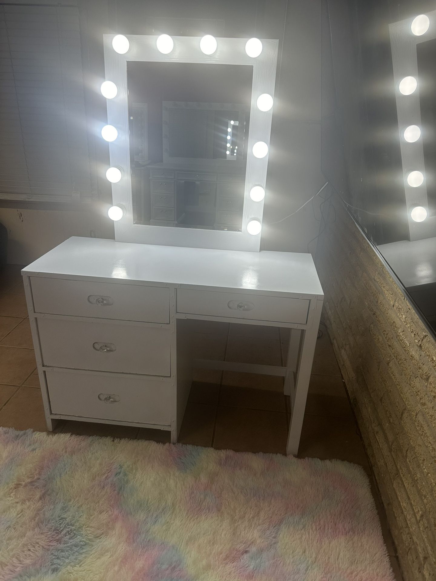 ✅❤️ Vanity With Mirror Including 14 Bulbs!  Excellent condition! Sold As Is