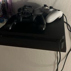 PS4 With 3 Controllers 