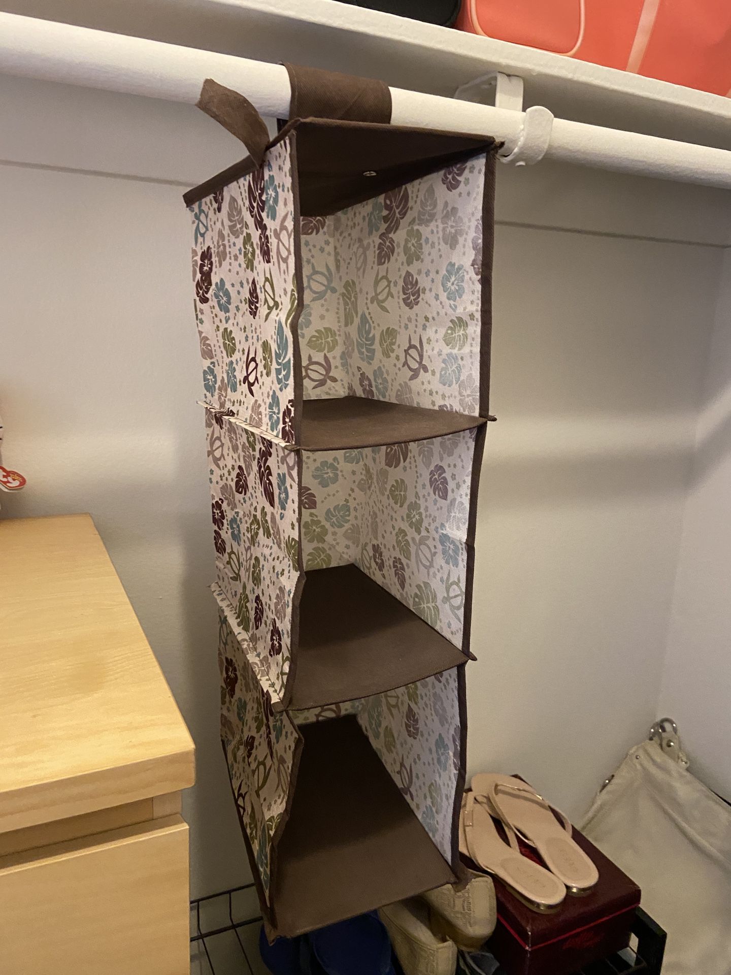 Foldable hanging closet organizer