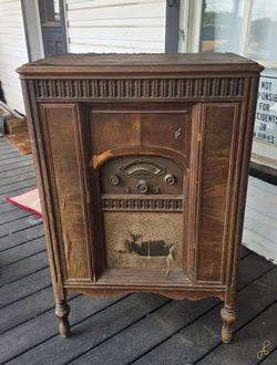 Antique Atwater Kent Model 75 wooden cabinet radio