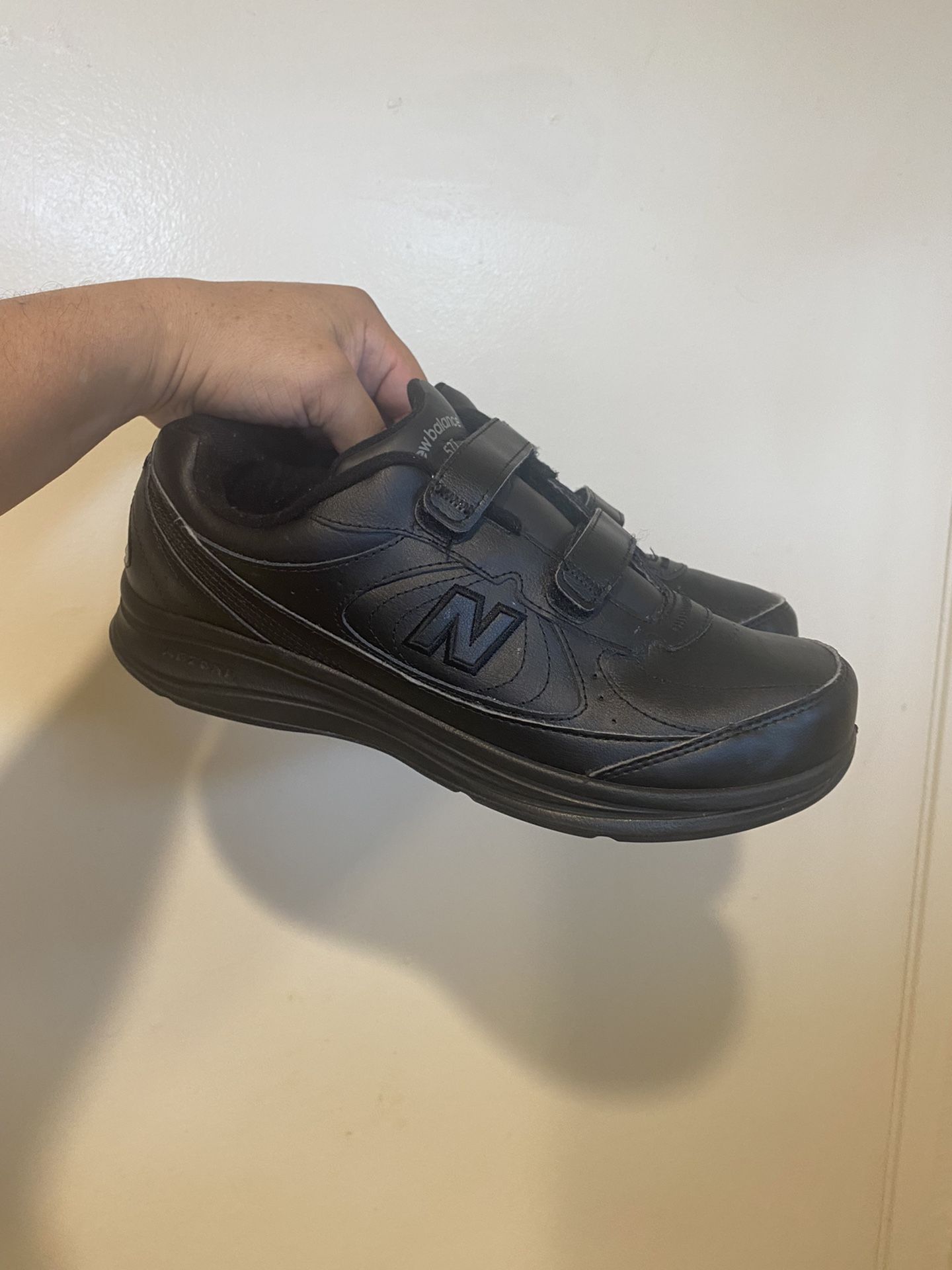 New Balance Mens 577 V1 Hook And Loop Velcro Walking Shoe Black Men Size : 10