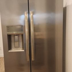 $850 NEW Frigidaire Gallery Stainless Steel Refrigerator